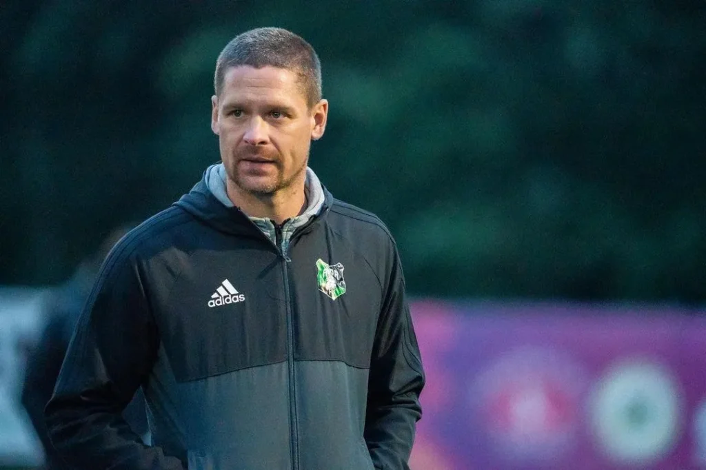 Pirāti pēc trim kārtām šķiras no galvenā trenera